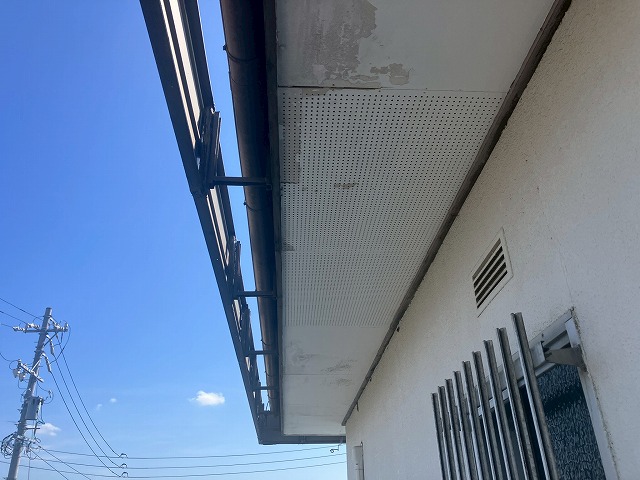 雨のシミができた軒天井